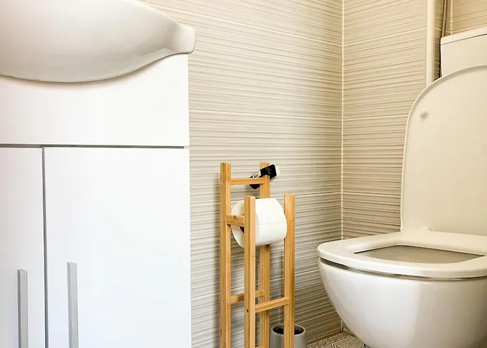 Urban Jungle 2 - Free Parking Apartment